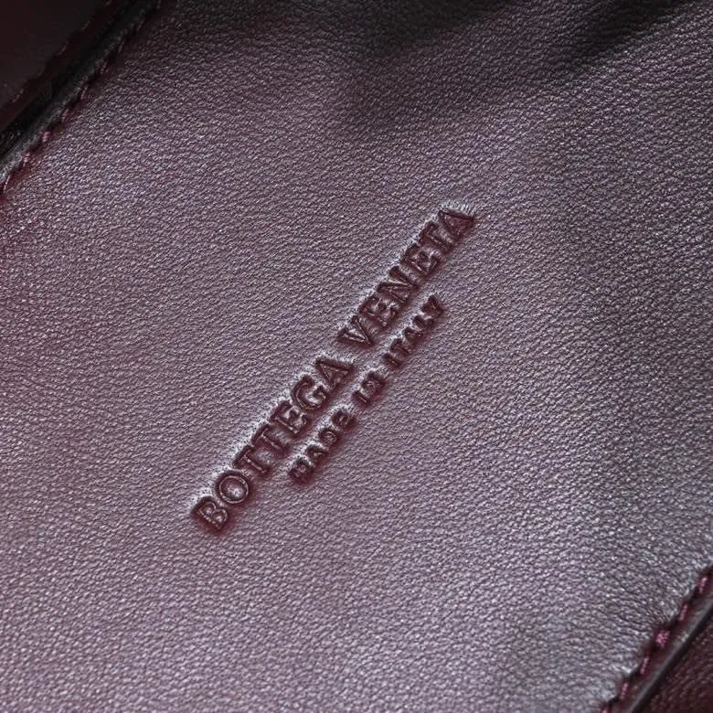 Batch 1860 B's 2023 spring and summer new model continues the brand's woven style with detailed metal knot switch buckles. This time, the shoulder straps are also made into tube weaves, showing different craftsmanship. The carrying method is versatile to create more different looks. Intrecciato woven leather small handbag, equipped with sliding crossbody strap. Internal compartments, including 1 zipper pocket and 2 open pockets with magnetic buckle closure. Size: 19*25*10.5cm, model: 7463#